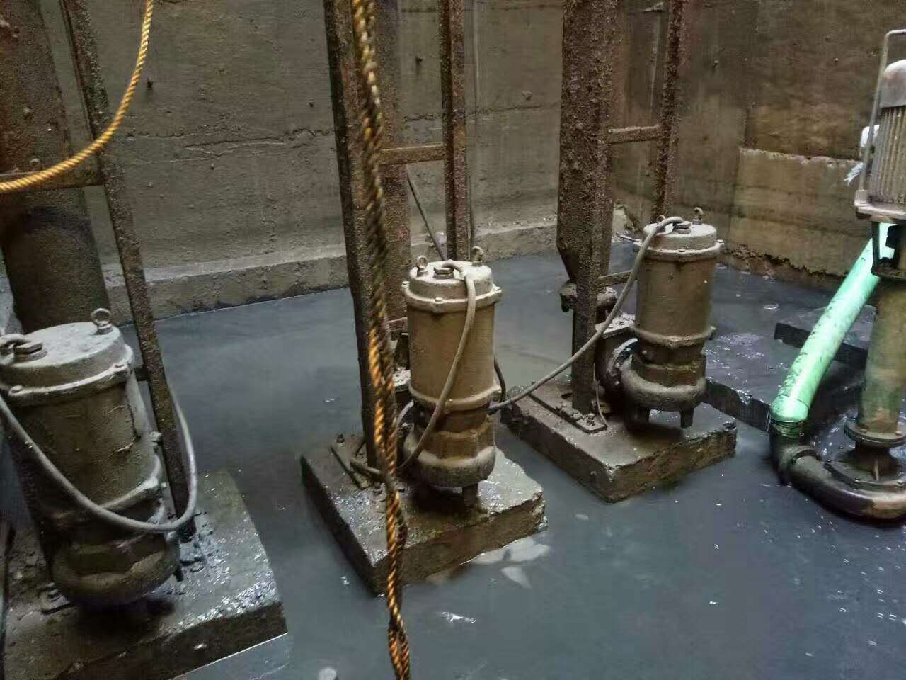 盈江污水池清理