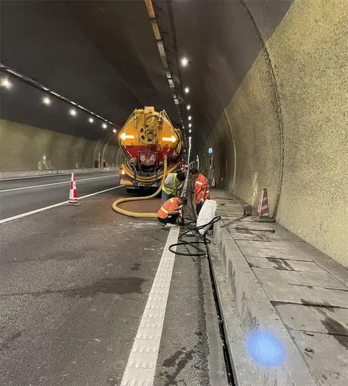 盈江隧道排水渠清淤